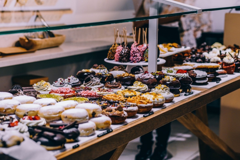 vitrine-ENTRECASTEAUX-min_shop_dessert_pastry_bakery_counter-184398